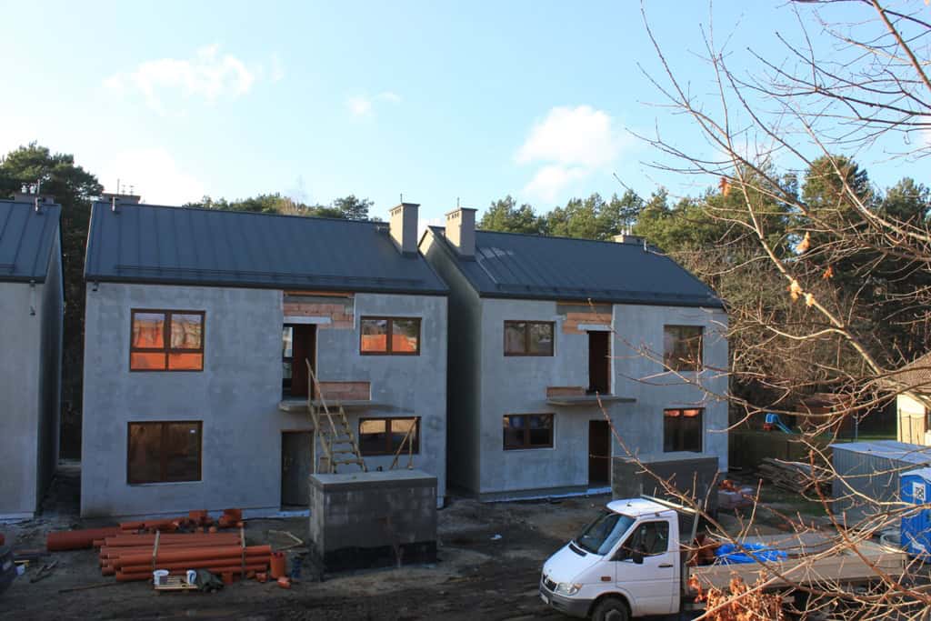 W budynkach zostały wstawione okna. Trwają prace elewacyjne